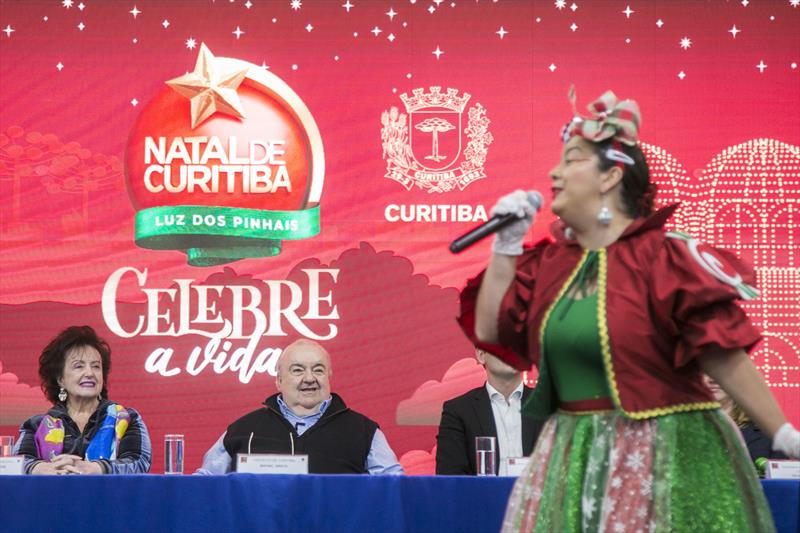 Prefeito Rafael Greca com a primeira-dama Margarita Sansone, lança a programação do Natal de Curitiba - Luz dos Pinhais 2022. Curitiba, 25/10/2022. Foto: Pedro Ribas/SMCS