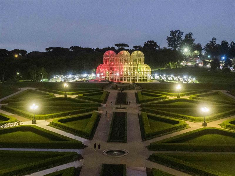 A estufa do Jardim Botânico recebeu iluminação especial, vermelha e amarela, na noite da ultima terça-feira (25/10), em apoio ao Dia Municipal de Conscientização da Mielomeningocele (MMC) - Curitiba, 25/10/2022 - Foto: Daniel Castellano / SMCS