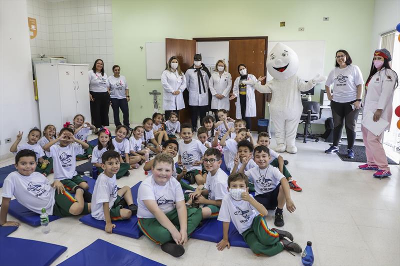 Crianças aprendem sobre importância da vacinação durante "aula" em unidade de saúde. Curitiba, 26/10/2022. Foto: Hully Paiva/SMCS