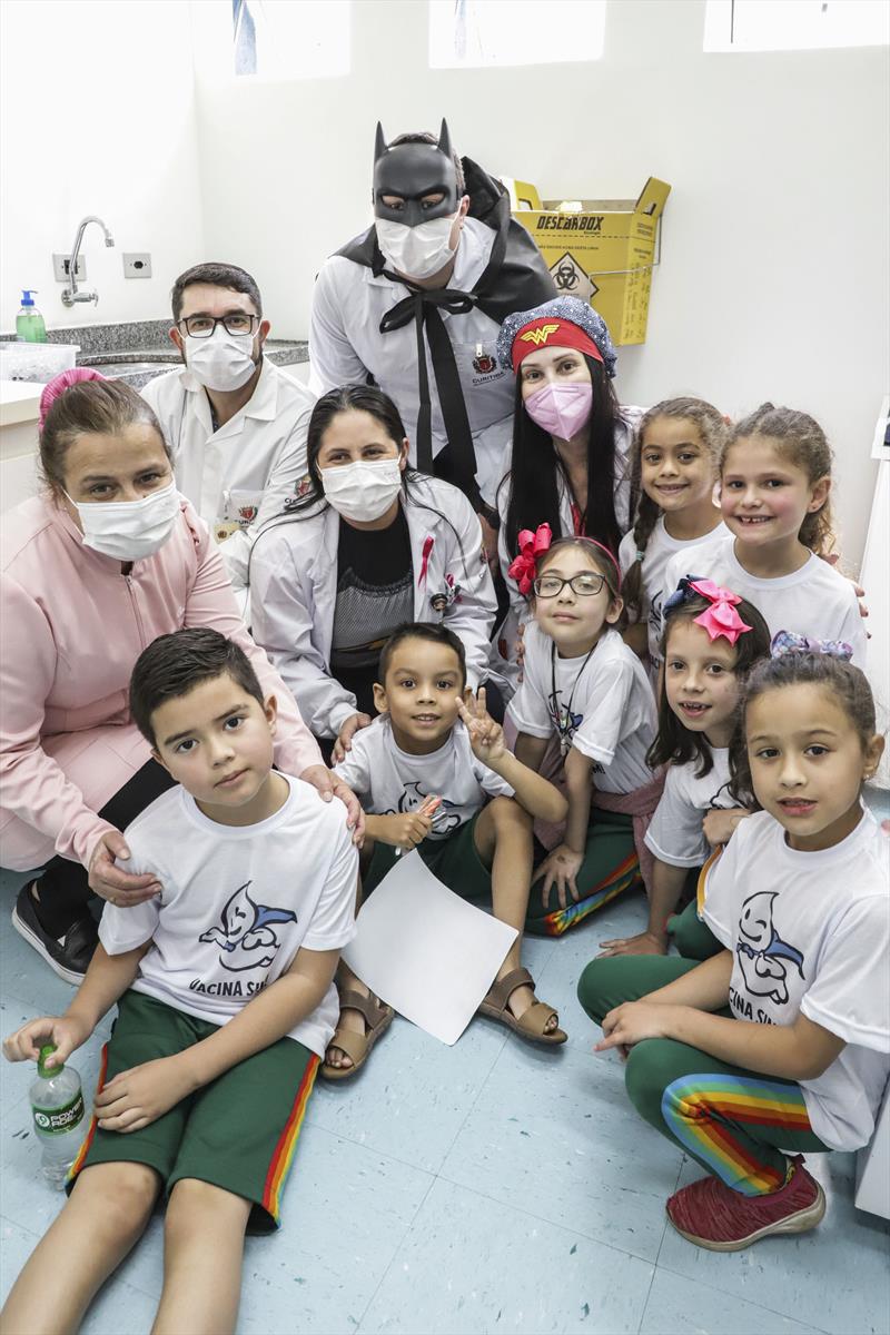 Crianças aprendem sobre importância da vacinação durante "aula" em unidade de saúde. Curitiba, 26/10/2022. Foto: Hully Paiva/SMCS