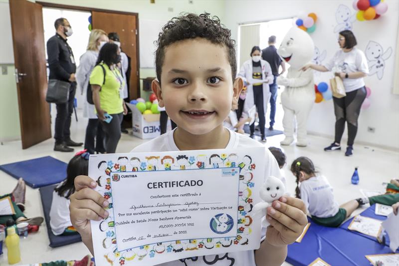 Crianças aprendem sobre importância da vacinação durante "aula" em unidade de saúde. Na imagem, Guilherme Godoz. Curitiba, 26/10/2022. Foto: Hully Paiva/SMCS
