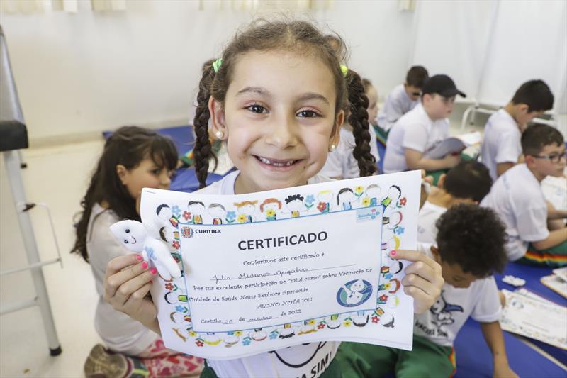 Crianças aprendem sobre importância da vacinação durante "aula" em unidade de saúde. Na imagem, Julia Medeiros. Curitiba, 26/10/2022. Foto: Hully Paiva/SMCS