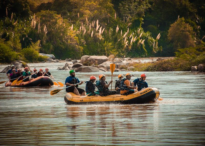 Para quem gosta de aventura, uma das opções é o rafting no Rio Ribeira de Iguape, em Adrianópolis.
Foto: Divulgação