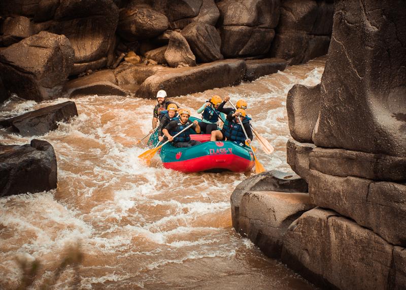 Para quem gosta de aventura, uma das opções é o rafting no Rio Ribeira de Iguape, em Adrianópolis.
Foto: Divulgação