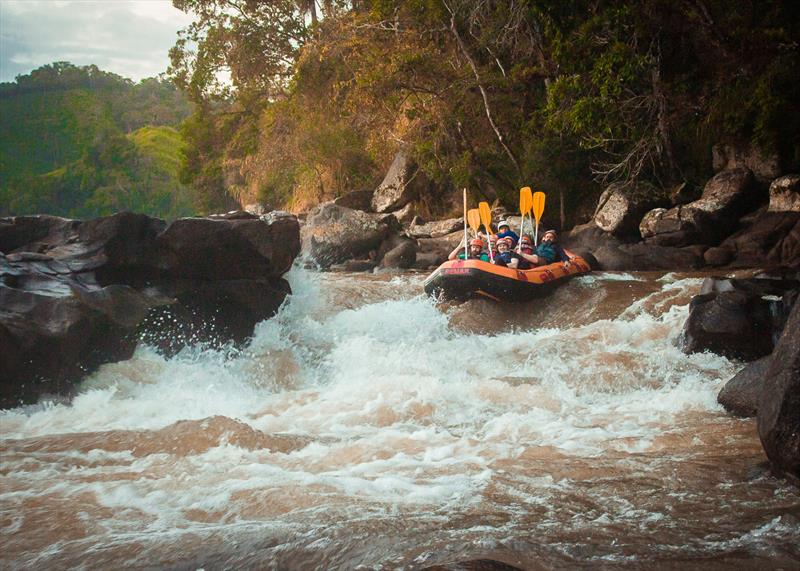 Para quem gosta de aventura, uma das opções é o rafting no Rio Ribeira de Iguape, em Adrianópolis.
Foto: Divulgação