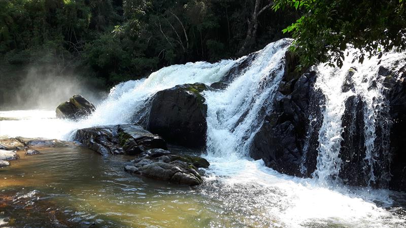 A cachoeira do Salto Grande do Rio Turvo, no município de Cerro Azul, é um dos pontos turísticos abertos ao público com entrada gratuita.
Foto: Alexandre Dantas Brighetti