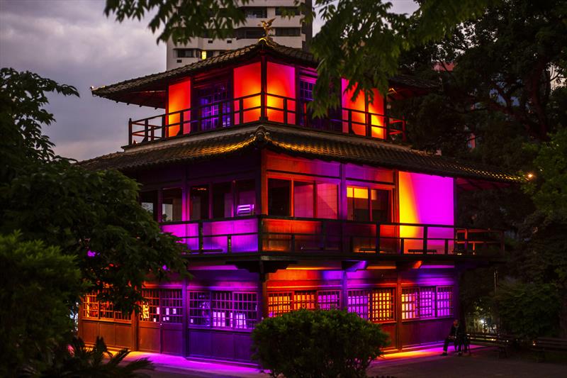 Casa da Cultura Japonesa, na Praça do Japão com a iluminação nas cores roxo e laranja, em alusão à Campanha Nacional de Conscientização da Psoríase. Curitiba,27/10/2022. Foto: Ricardo Marajó/SMCS