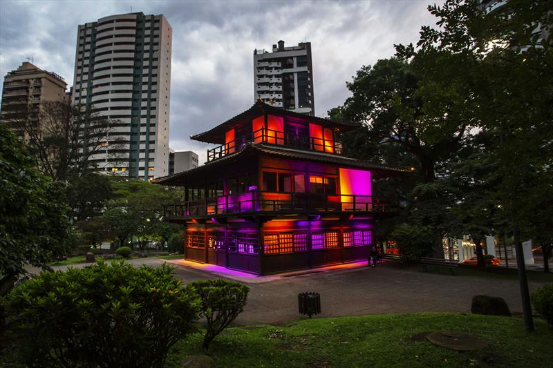 Casa da Cultura Japonesa, na Praça do Japão com a iluminação nas cores roxo e laranja, em alusão à Campanha Nacional de Conscientização da Psoríase. Curitiba,27/10/2022. Foto: Ricardo Marajó/SMCS
