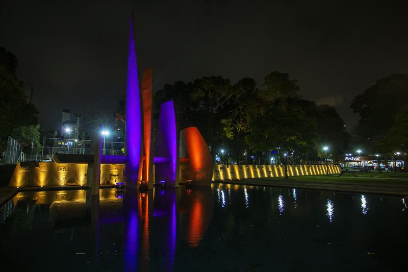 Praça 29 de Março com a iluminação nas cores roxo e laranja, em alusão à Campanha Nacional de Conscientização da Psoríase. Curitiba,28/10/2022. Foto: Ricardo Marajó/SMCS