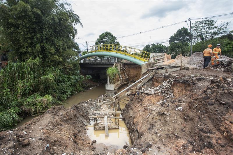 Obras de manutenção na cabeceira da ponte sob o Rio Ribeirão do Muller, no CIC, coordenadas pela Secretaria Municipal de Obras de Curitiba. Curitiba, 31/10/2022. Foto: Ricardo Marajó/SMCS