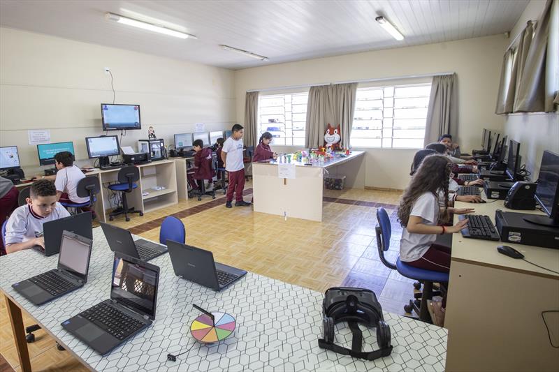 As 185 escolas municipais começaram a receber equipamentos tecnológicos para renovação dos seus laboratórios de informática e espaços maker.
Curitiba, 08/11/2022.
Foto: Ricardo Marajó/SMCS
