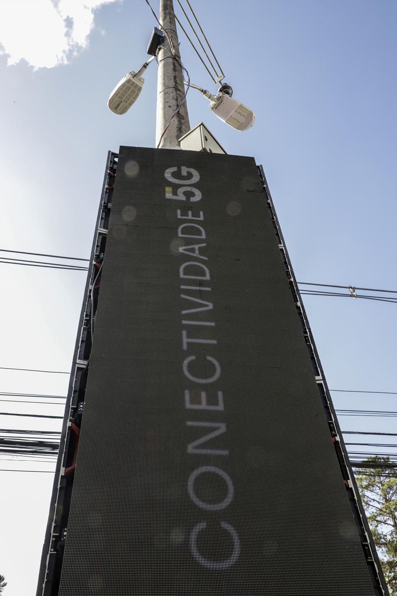 Teste da primeira luminária inteligente 5G, no lançamento do programa Conecta 5G. Curitiba, 22/06/2022. Foto: Hully Paiva/SMCS