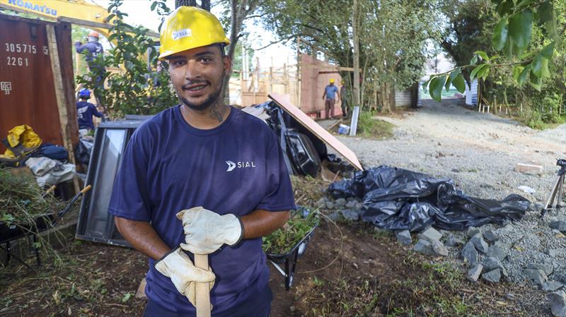 Moradores da Vila 29 de Outubro foram contratados para trabalhar na construção das casas.
- Na imagem, o servente de pedreiro Pedro Luiz.
Foto: Rafael Silva