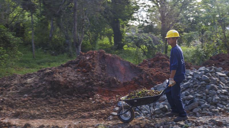 Moradores da Vila 29 de Outubro foram contratados para trabalhar na construção das casas.
- Na imagem, o servente de pedreiro Saulo Santos.
Foto: Rafael Silva