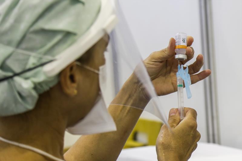 Curitiba convoca nascidos até 1983 para a 4ª dose da vacina anticovid. Foto: Pedro Ribas/SMCS