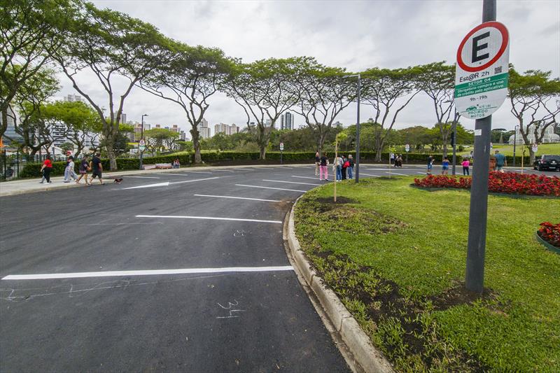 Revitalizado, estacionamento do Jardim Botânico, em Curitiba, é liberado