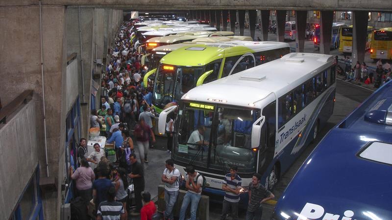 CURITIBA,14 DE NOVEMBRO DE 2013 – MOVIMENTO NA RODOVIARIA DE CURITIBA