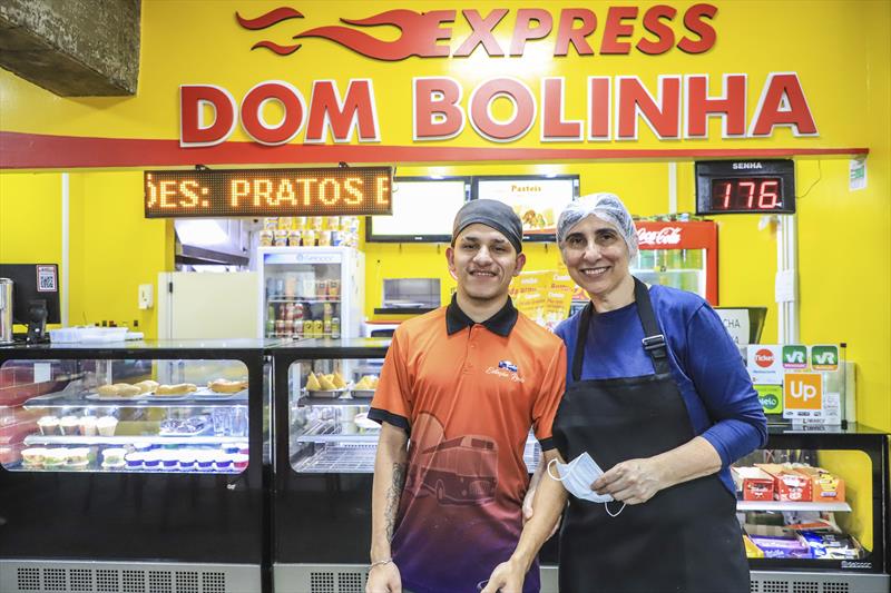 Rodoviária de Curitiba comemora 50 anos.Na foto, Claudia Nicolau ao lado de seu filho, João Nicolau.
Curitiba, 11/11/2022.
Foto: José Fernando Ogura/SMCS