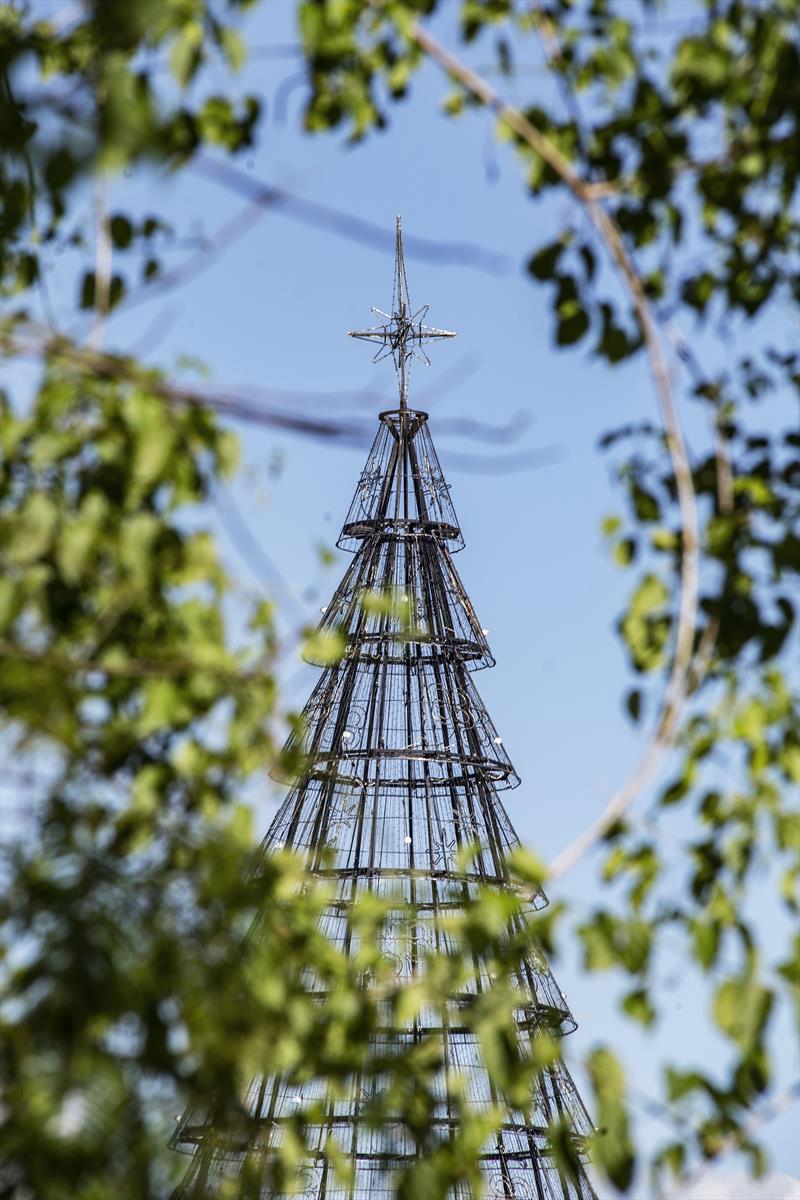 Àrvore de Natal mais alta de Curitiba, com 22 metros de altura, dentro do lago do Parque Barigui. Curitiba, 16/11/2022.Foto: Ricardo Marajó/SMCS