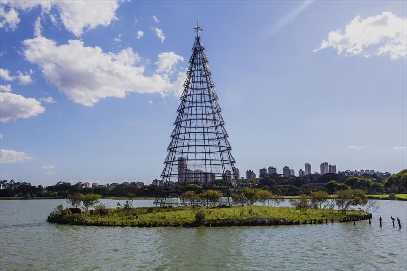 Àrvore de Natal mais alta de Curitiba, com 22 metros de altura, dentro do lago do Parque Barigui. Curitiba, 16/11/2022.Foto: Ricardo Marajó/SMCS