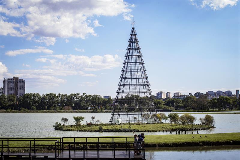 Àrvore de Natal mais alta de Curitiba, com 22 metros de altura, dentro do lago do Parque Barigui. Curitiba, 16/11/2022.Foto: Ricardo Marajó/SMCS