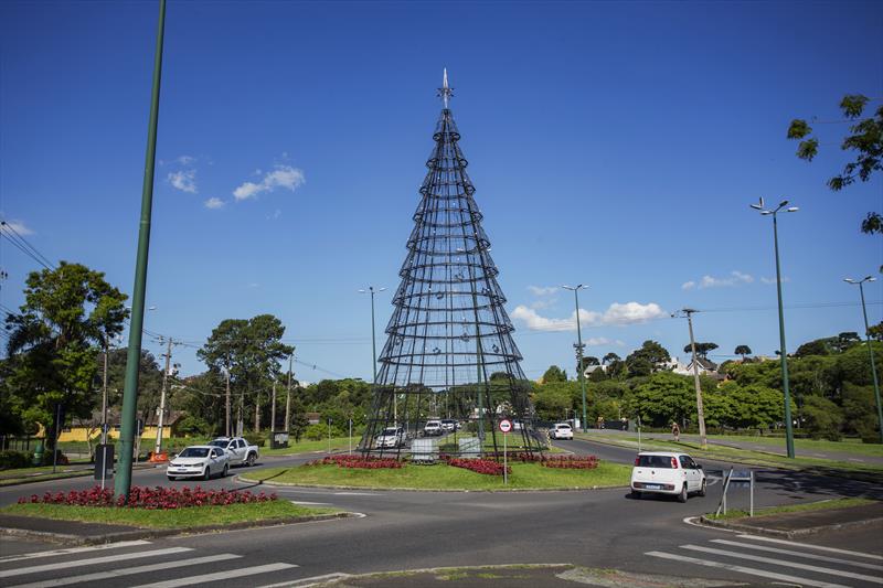 Àrvore de Natal da rrotatória da Avenida Cândido Hartmann. Curitiba, 16/11/2022.Foto: Ricardo Marajó/SMCS