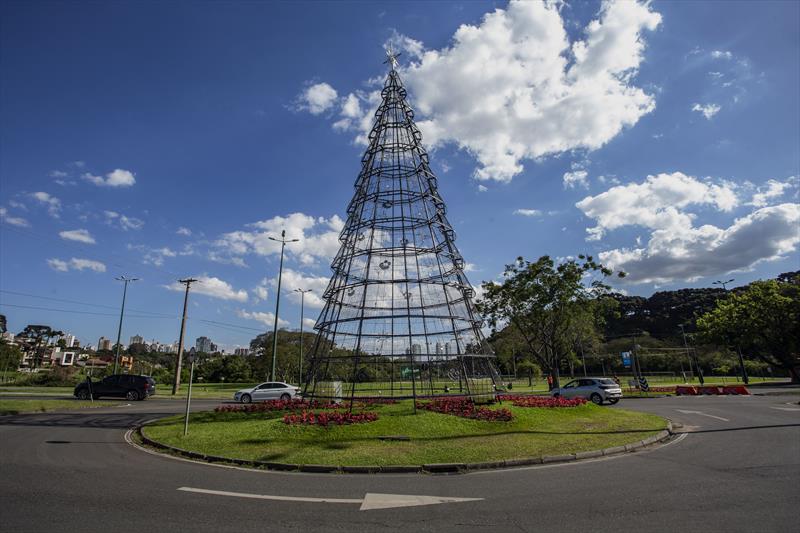 Àrvore de Natal da rrotatória da Avenida Cândido Hartmann. Curitiba, 16/11/2022.Foto: Ricardo Marajó/SMCS