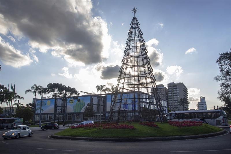 Àrvore de Natal da Avenida Cândido de Abreu. Curitiba, 16/11/2022.Foto: Ricardo Marajó/SMCS
