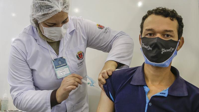 Curitiba convoca nascidos em 1985 para a 4ª dose da vacina anticovid. Foto: Pedro Ribas/SMCS