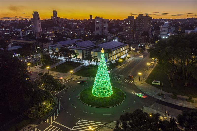 Árvore de Luz da rotatória da Prefeitura, no Centro Cívico. Foto: Pedro Ribas/SMCS