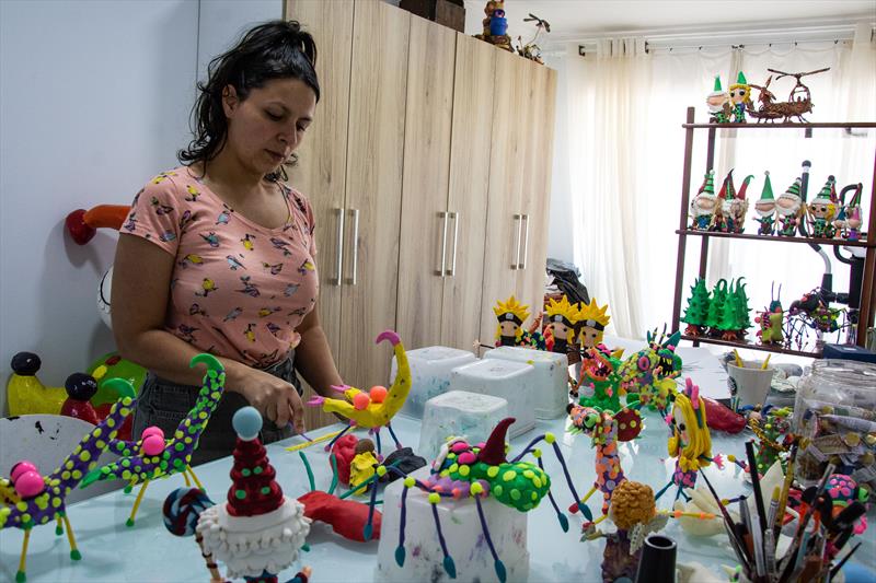 A artesã Pérola Rossa, estará na Feira Especial da Osório vendendo esculturas natalinas e sabonetes artesanais. Curitiba, 18/11/2022.
Foto: Levy Ferreira/SMCS