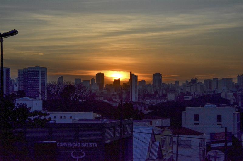 Para quem procura um belo skyline de Curitiba, a Praça das Nações oferece uma vista privilegiada, especialmente nos fins de tarde ensolarados.
Foto: Levy Ferreira/SMCS