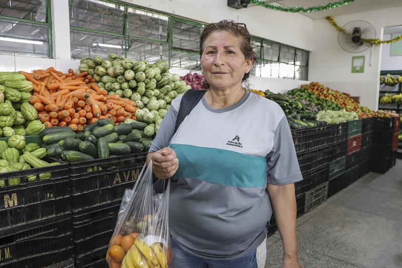 O programa Sacolão da Família comemora 25 anos de funcionamento. Na imagem, Rosa Saavedra. Curitiba, 21/11/2022. Foto: Hully Paiva/SMCS