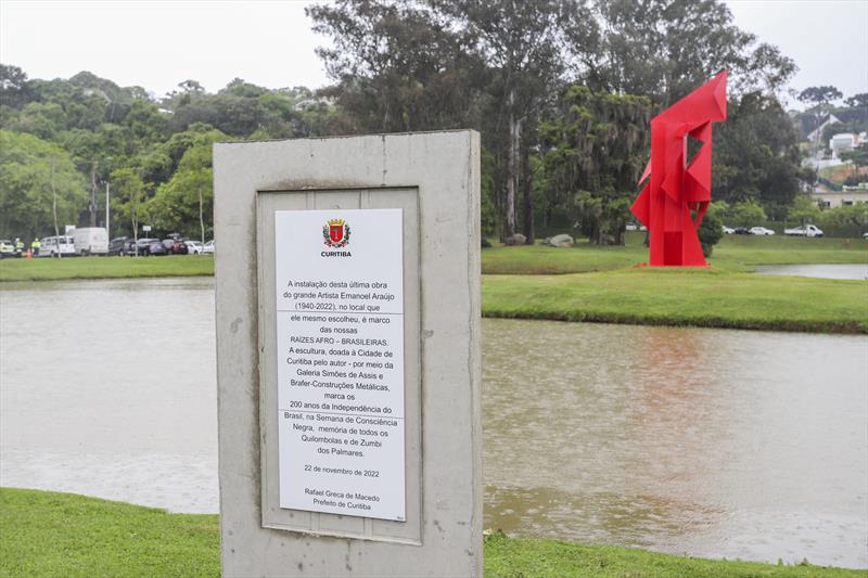 Prefeito Rafael Greca inaugura escultura do artista Emanoel Araujo instalada no Parque Tingui - Curitiba, 22/11/2022 - Foto: Daniel Castellano / SMCS