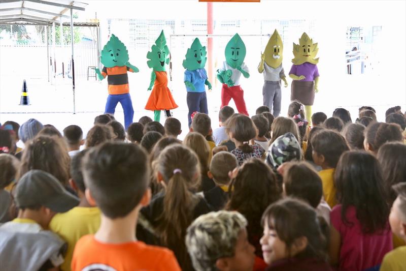 Família Folhas dá lições de sustentabilidade em escolas do Boa Vista, Boqueirão, Pinheirinho e Cajuru.
Curitiba, 22/11/2022.
Foto: Luiz Costa/SMCS