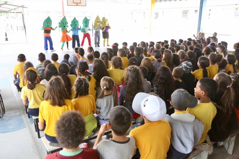 Família Folhas dá lições de sustentabilidade em escolas do Boa Vista, Boqueirão, Pinheirinho e Cajuru.
Curitiba, 22/11/2022.
Foto: Luiz Costa/SMCS