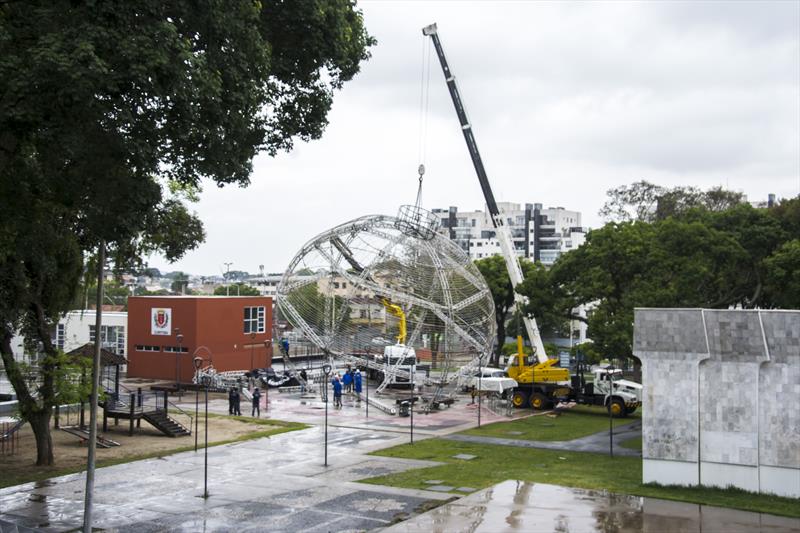 Instalação da bola de natal na Praça do Atlético, e  a montagem do carrossel no Passeio Público.
Curitiba, 22/11/2022
Foto: Levy Ferreira/SMCS

