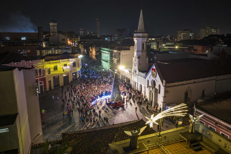 Abertura do Natal de Curitiba - Luz dos Pinhais 2022 com a encenação do auto Espírito de Amor e Confraternização no Largo da Ordem - Curitiba, 22/11/2022 - Foto: Daniel Castellano / SMCS