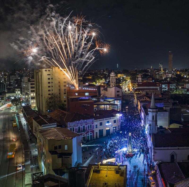 Abertura do Natal de Curitiba - Luz dos Pinhais 2022 com a encenação do auto Espírito de Amor e Confraternização no Largo da Ordem - Curitiba, 22/11/2022 - Foto: Daniel Castellano / SMCS