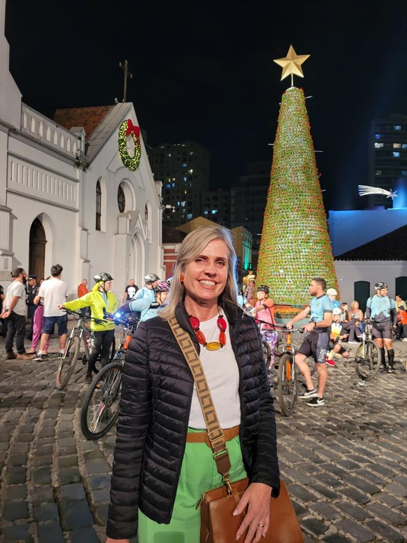 Auto de Natal no Largo da Ordem, na abertura do Natal Curitiba - Luz dos Pinhais 2022. Na imagem, Yohana Mazzini, turista do Espírito Santo. Curitiba, 22/11/2022. Foto: Divulgação