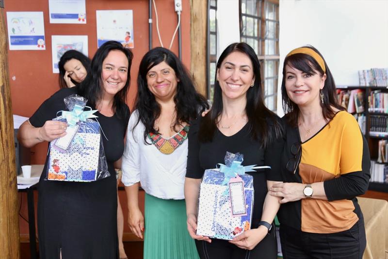 Estudantes ganham livros como premiação em concurso da Educação.
Curitiba, 23/11/2022.
Foto: Luiz Costa/SMCS