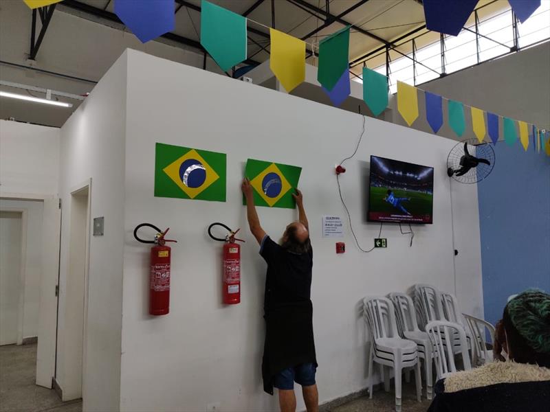 Pessoas em situação de rua acolhidas pela Prefeitura de Curitiba vão assistir aos jogos do Brasil na Copa nas unidades onde são atendidos.
Foto:Divulgação