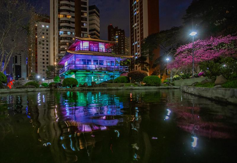 Curitiba é uma galeria a céu aberto. - Na imagem,  Praça do Japão. 
Foto: Daniel Castellano / SMCS