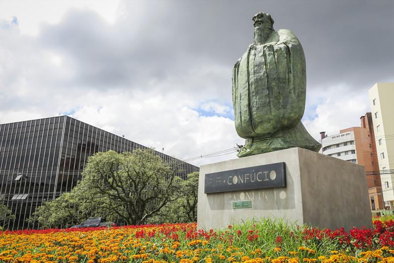 Curitiba é uma galeria a céu aberto.
- Na imagem, Estátua de Confúcio no Largo da China. 
Foto: Pedro Ribas/SMCS