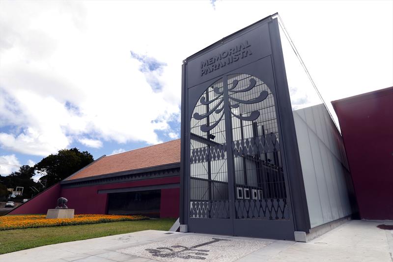 Curitiba é uma galeria a céu aberto.
- Na imagem, Memorial Paranista.
Foto: Lucilia Guimarães/SMCS