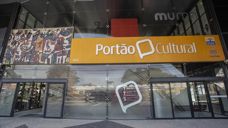 Curitiba é uma galeria a céu aberto.
- Na imagem, Museu Municipal de Arte – MuMA. Foto: Ricardo Marajó/SMCS
