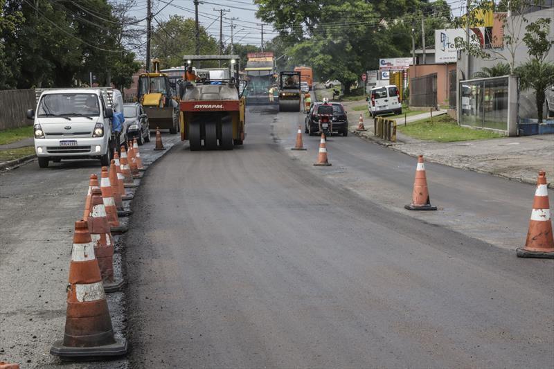 Obras de asfalto novo na Rua Rezala Simão, Santa Quiteria. Curitiba, 23/11/2022. Foto: Hully Paiva/SMCS