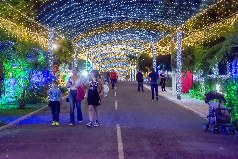 Rua Iluminada da Família Moletta coloca brilho no Natal de Curitiba 2022.
Curitiba, 21/11/2022.
Foto: Levy Ferreira/SMCS