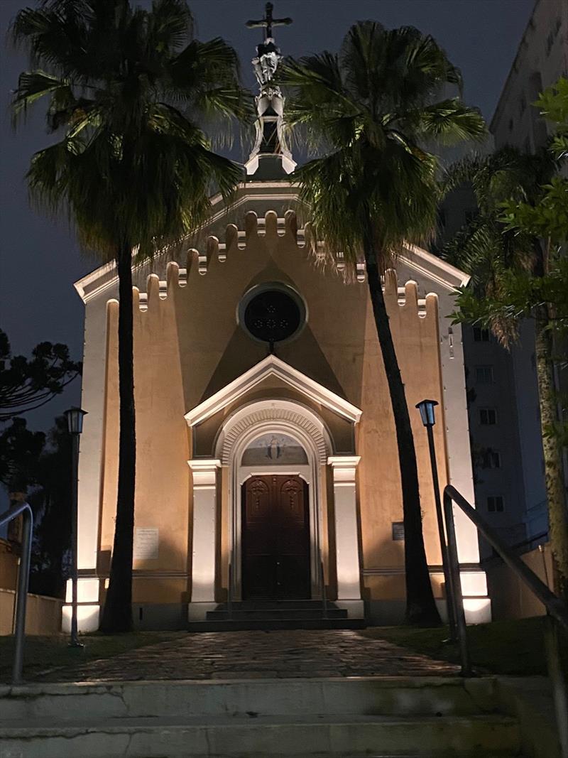 Luzes cênicas realçam igrejas, patrimônios históricos de Curitiba. 
- Na imagem, Capela da Gloria.
Foto: Divulgação