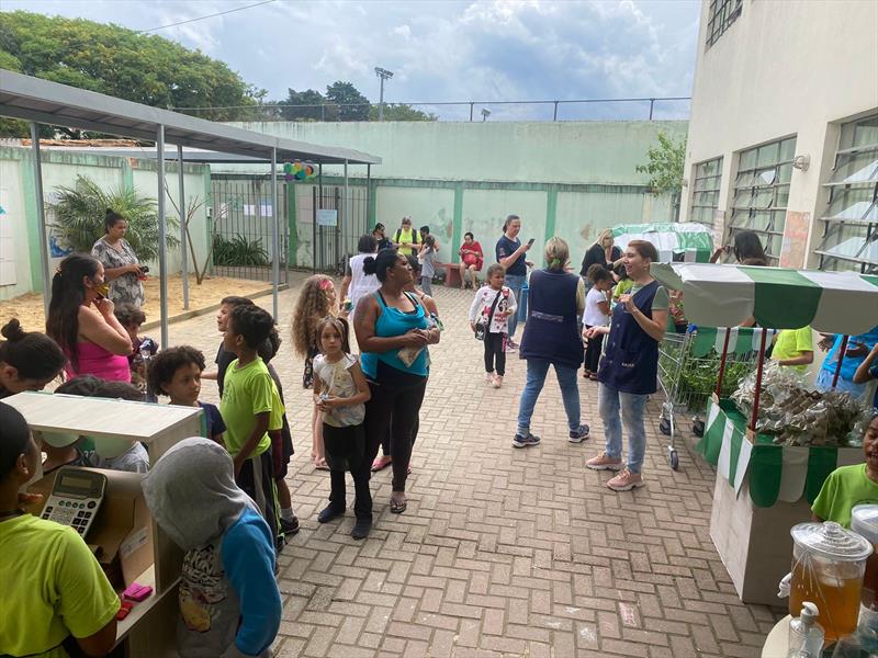 Estudantes da Escola Municipal Noely Simone de Ávila (Vila Torres II), da regional Matriz, apresentaram seus produtos nas lojinhas.
Foto: Divulgação